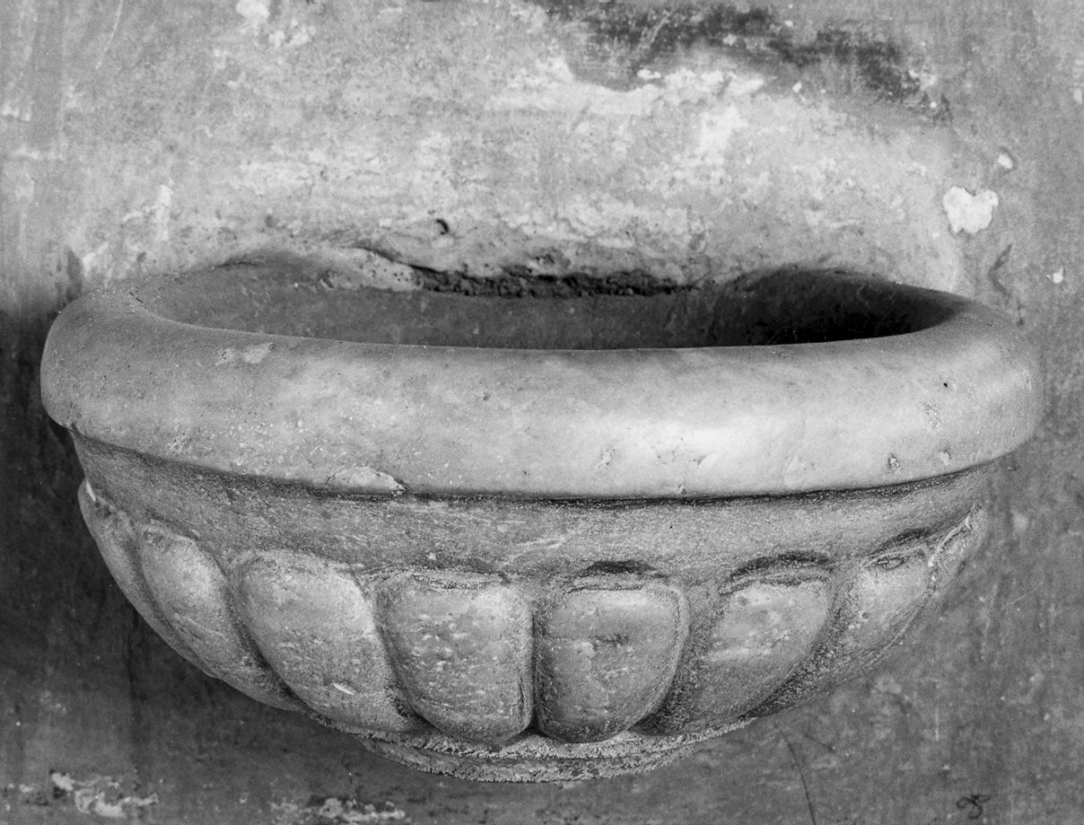 acquasantiera da parete, opera isolata - bottega lombarda (secc. XVII/ XVIII)