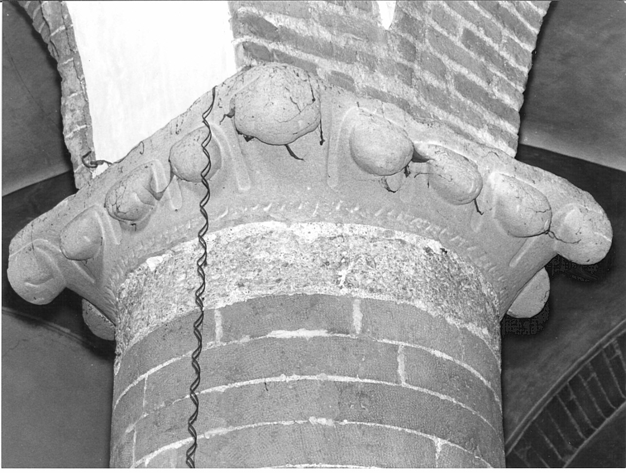 capitello, opera isolata - bottega lombarda (sec. XIV)