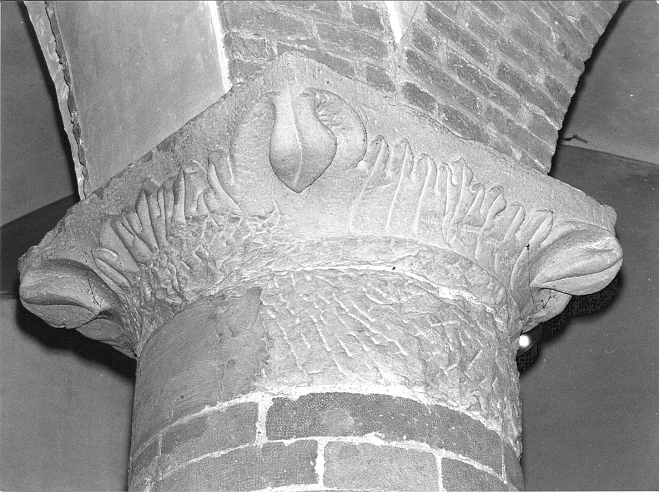 capitello, opera isolata - bottega lombarda (sec. XIV)