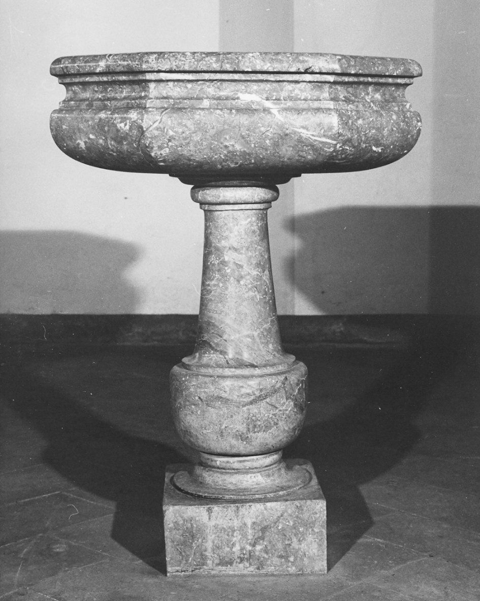 acquasantiera - a fusto, opera isolata - bottega italiana (fine sec. XVI)