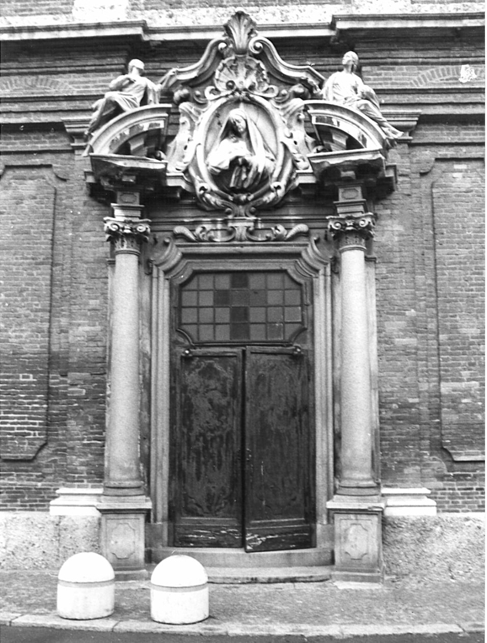 portale, complesso decorativo - bottega lombarda (secondo quarto sec. XVIII)