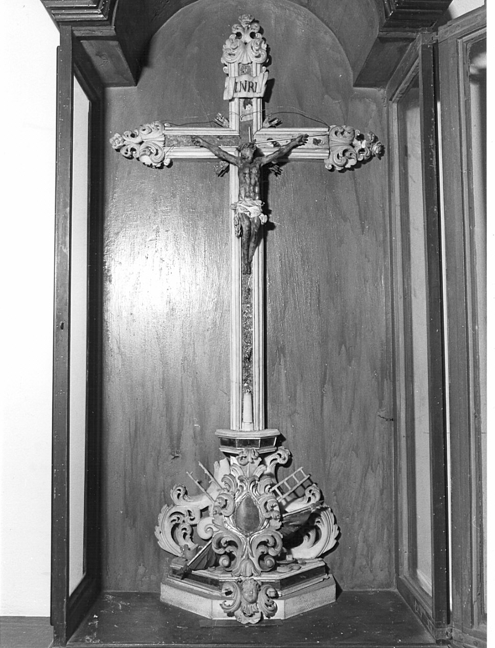 Cristo crocifisso e strumenti della Passione (crocifisso, opera isolata) - bottega lombarda (inizio sec. XVIII)