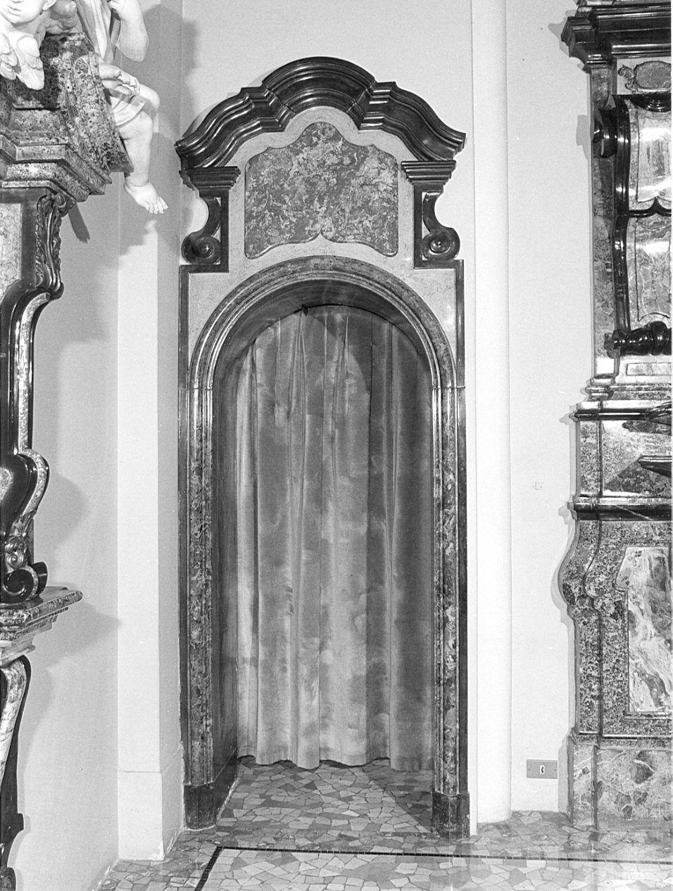 porta, elemento d'insieme di Bellotti Serafino (sec. XVIII, sec. XX)