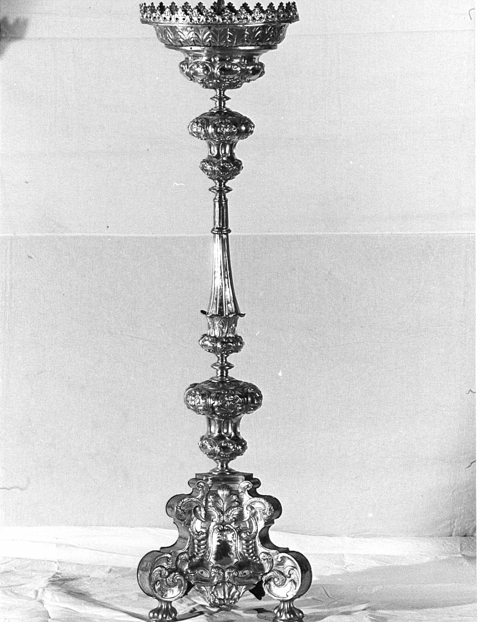 candelabro portatile, opera isolata - bottega lombarda (fine/inizio secc. XVIII/ XIX)