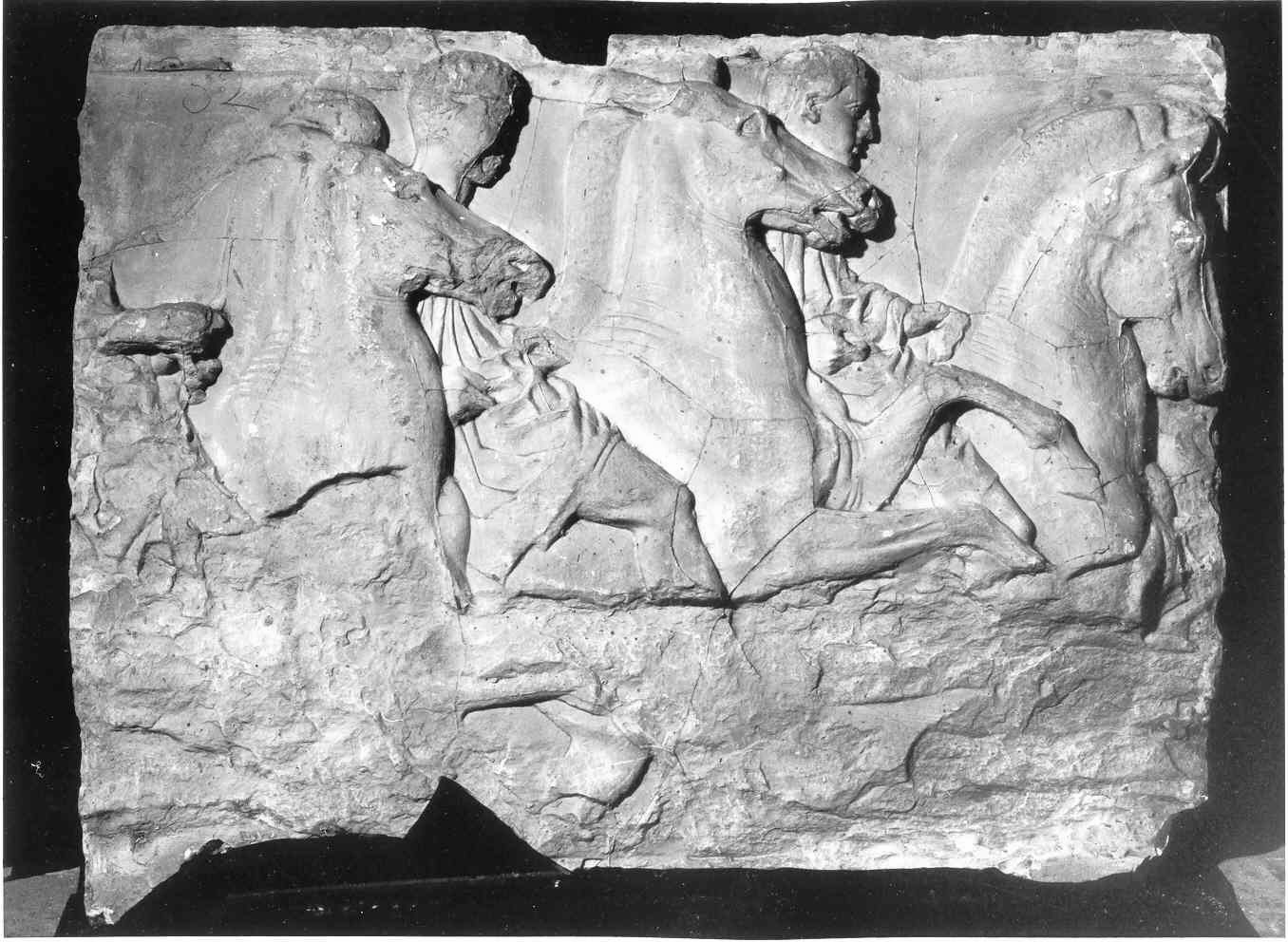 Cavalcata durante le feste Panatenee, cavalieri (lastra, frammento) - ambito inglese (sec. XIX)