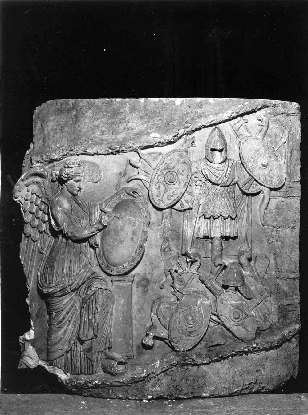 la Vittoria alata che incide su uno scudo le imprese di traiano (lastra, frammento) - ambito romano (sec. XIX)