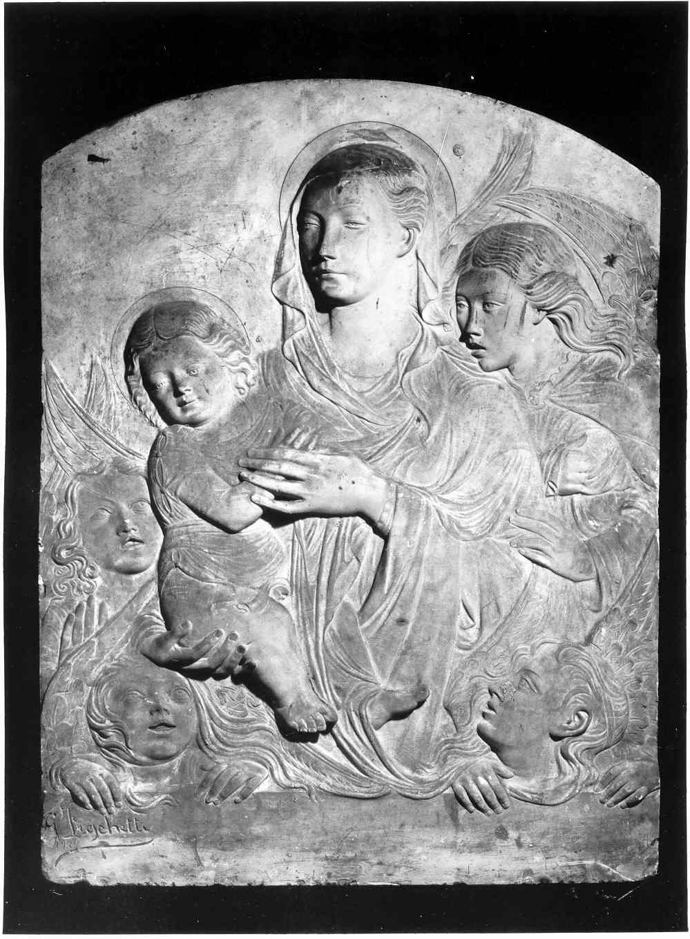 Madonna con Bambino e angeli (lastra, opera isolata) di Freschetti (?) G (sec. XX)