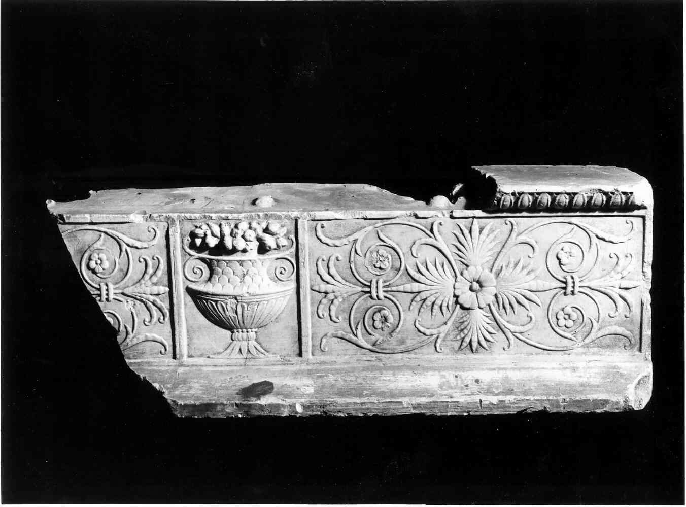 motivi decorativi a girali vegetali (lastra, frammento) - ambito italiano (sec. XIX)