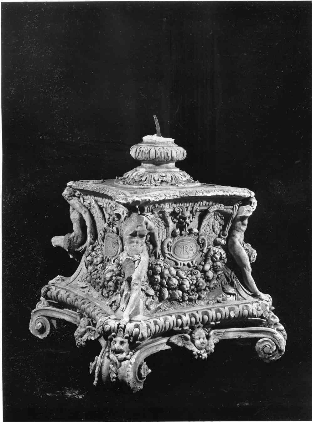 cherubini, nudi virili, festoni (base, opera isolata) - ambito italiano (sec. XX)