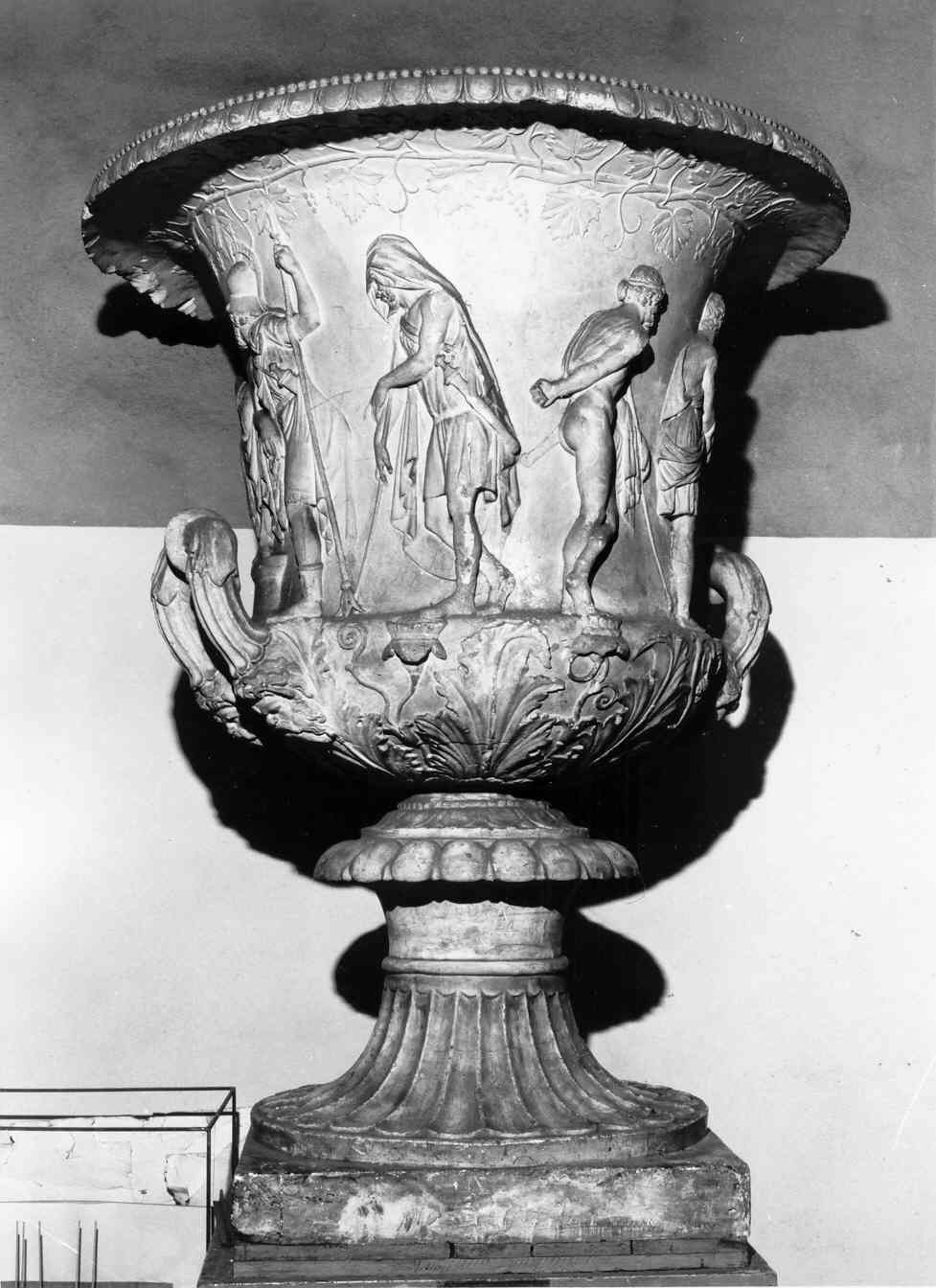 Sacrificio di Ifigenia (?) Offesa a CasSandra (?) Agamennone ed eroi greci consultano l'oracolo di Delfi (?), Apollo, diverse figure non identificate (cratere, opera isolata) - ambito fiorentino (sec. XIX)