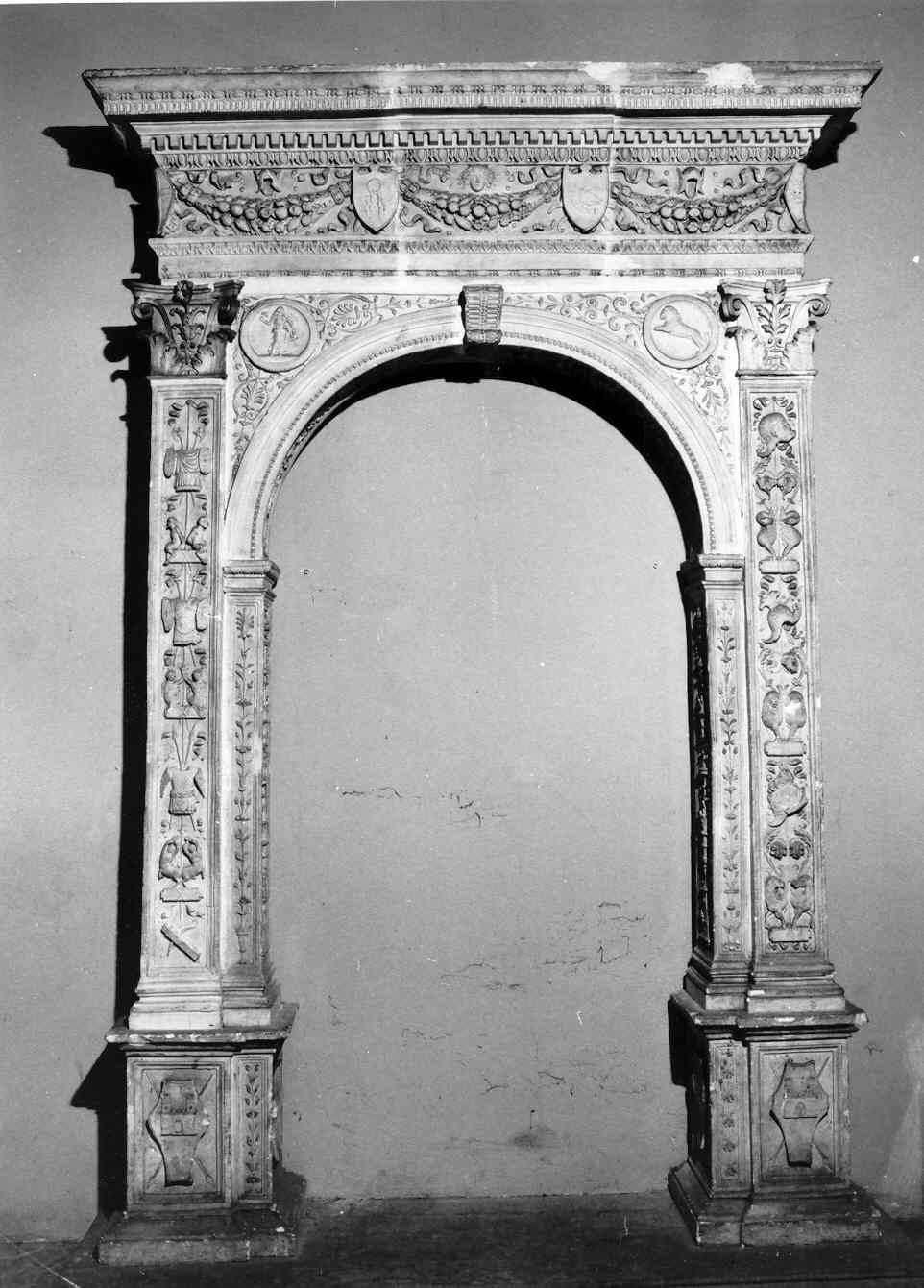 Monumento sepolcrale di Gian Galeazzo Visconti, candelabre, segni zodiacali, stemmi gentilizi (portale, opera isolata) di Campi Carlo (sec. XX)