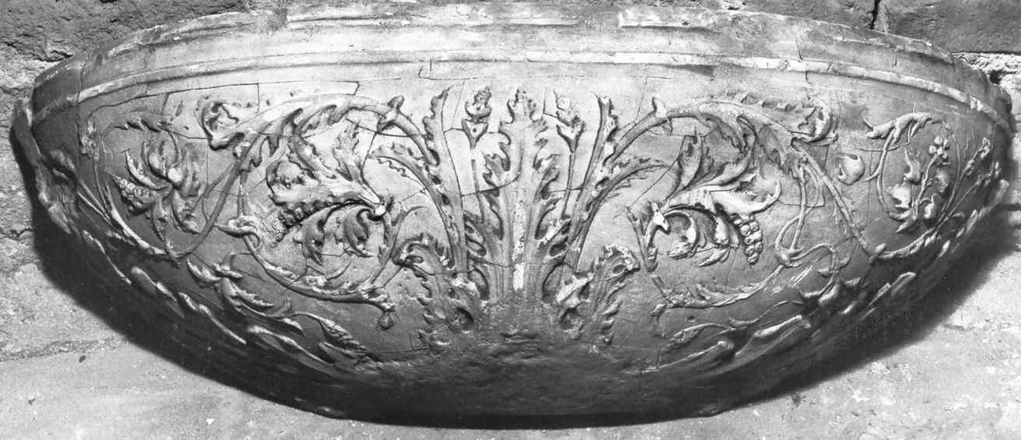 motivi decorativi a foglie d'acanto (vasca di acquasantiera, opera isolata) - ambito italiano (sec. XX)