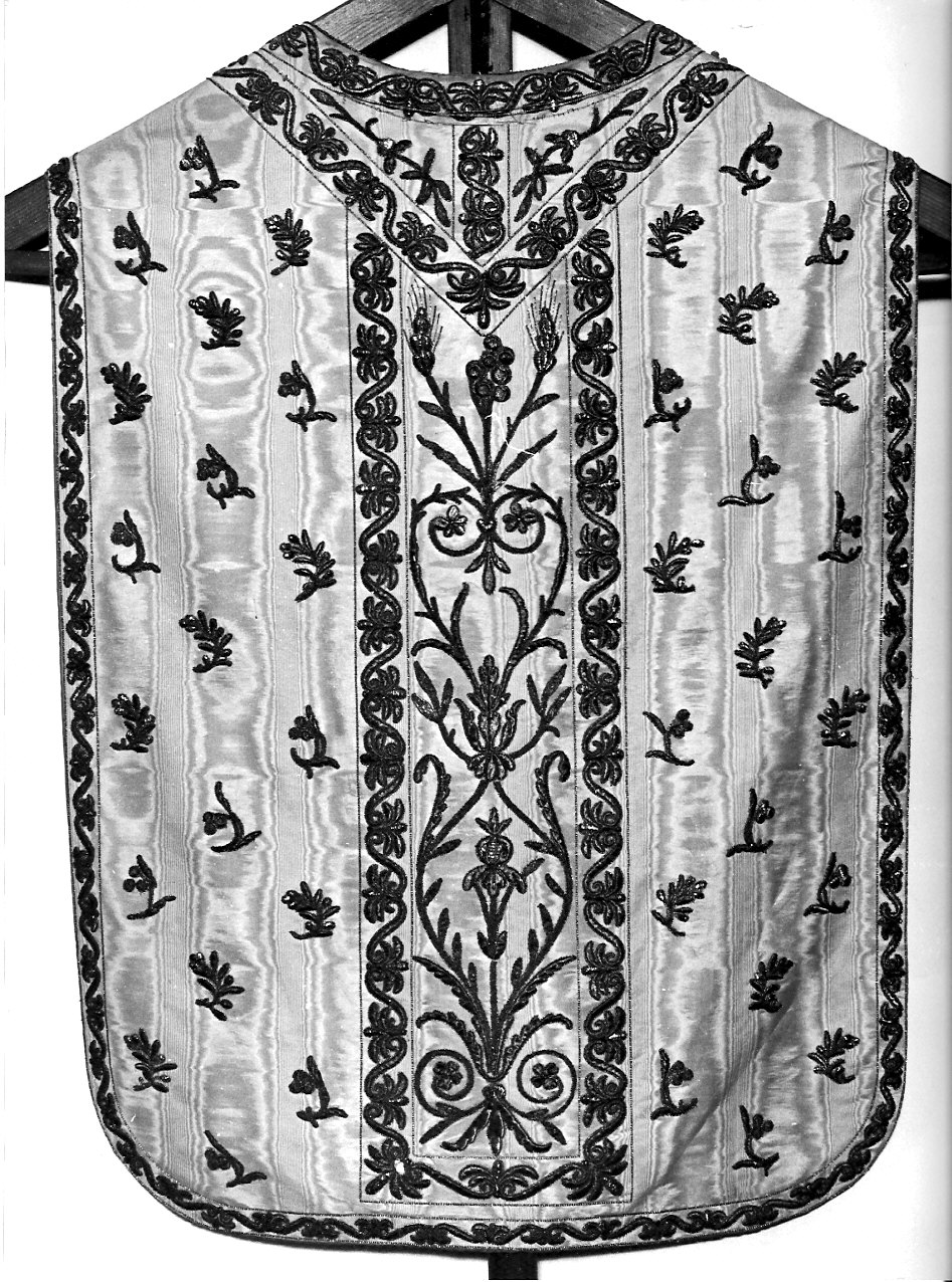 paramento liturgico, insieme - manifattura lombarda (primo quarto, inizio sec. XIX, sec. XX)