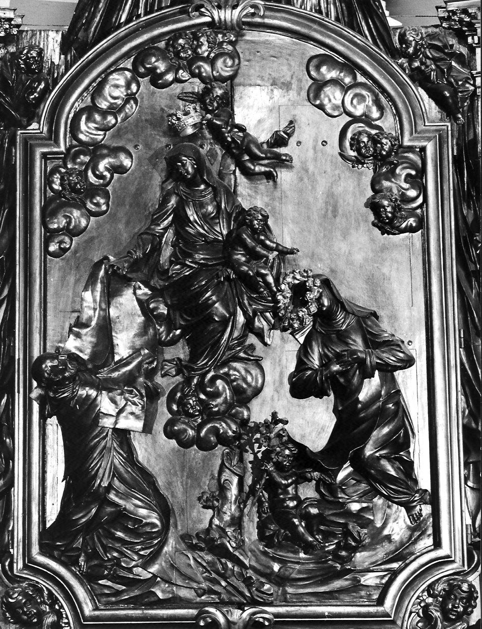 Madonna del Carmelo offre lo scapolare a due Santi carmelitani (ancona, elemento d'insieme) di Quadrio Giovanni Battista (attribuito) (secc. XVII/ XVIII)