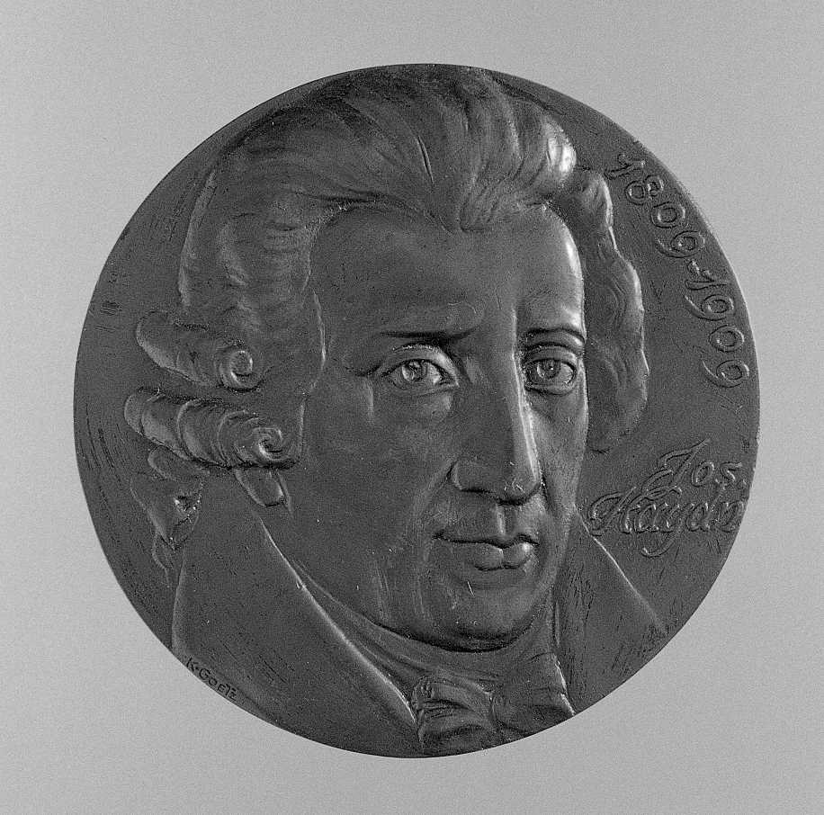 Ritratto di Haydn Franz Joseph, ritratto del compositore Haydn Franz Joseph, corona di fiori, frutta e vegetali e pentagramma (medaglia) di Goetz Martin (attribuito) (sec. XX)