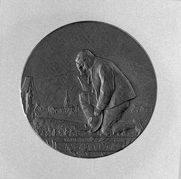 Ritratto di Koschat Thomas, ritratto del compositore Koschat thomas, paesaggio montano con figura maschile inginocchiata di fronte al crocifisso e vista di un paese (medaglia) di Schaefer Hans (inizio secc. XIX/ XX, sec. XX)