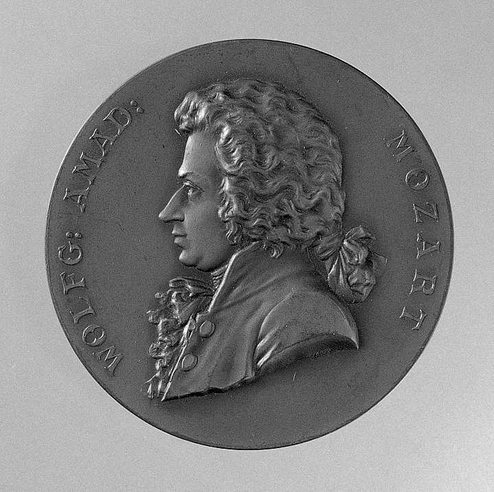 Ritratto di Mozart Wolfgang Amadeus, ritratto del compositore Mozart Wolfgang Amadeus, facciata della casa di Mozart a Salisburgo (medaglia) - produzione Stabilimento Lauer (Germania) (sec. XX)