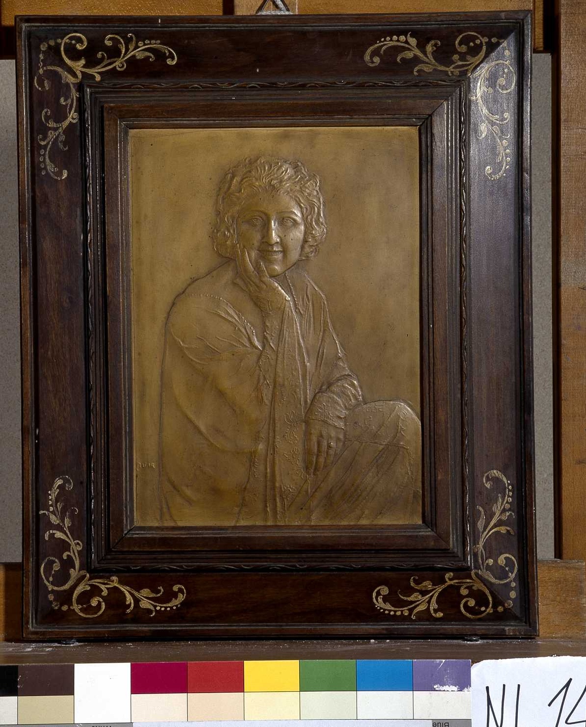 ritratto di donna (lastra, opera isolata) di Avir (primo quarto sec. XX)