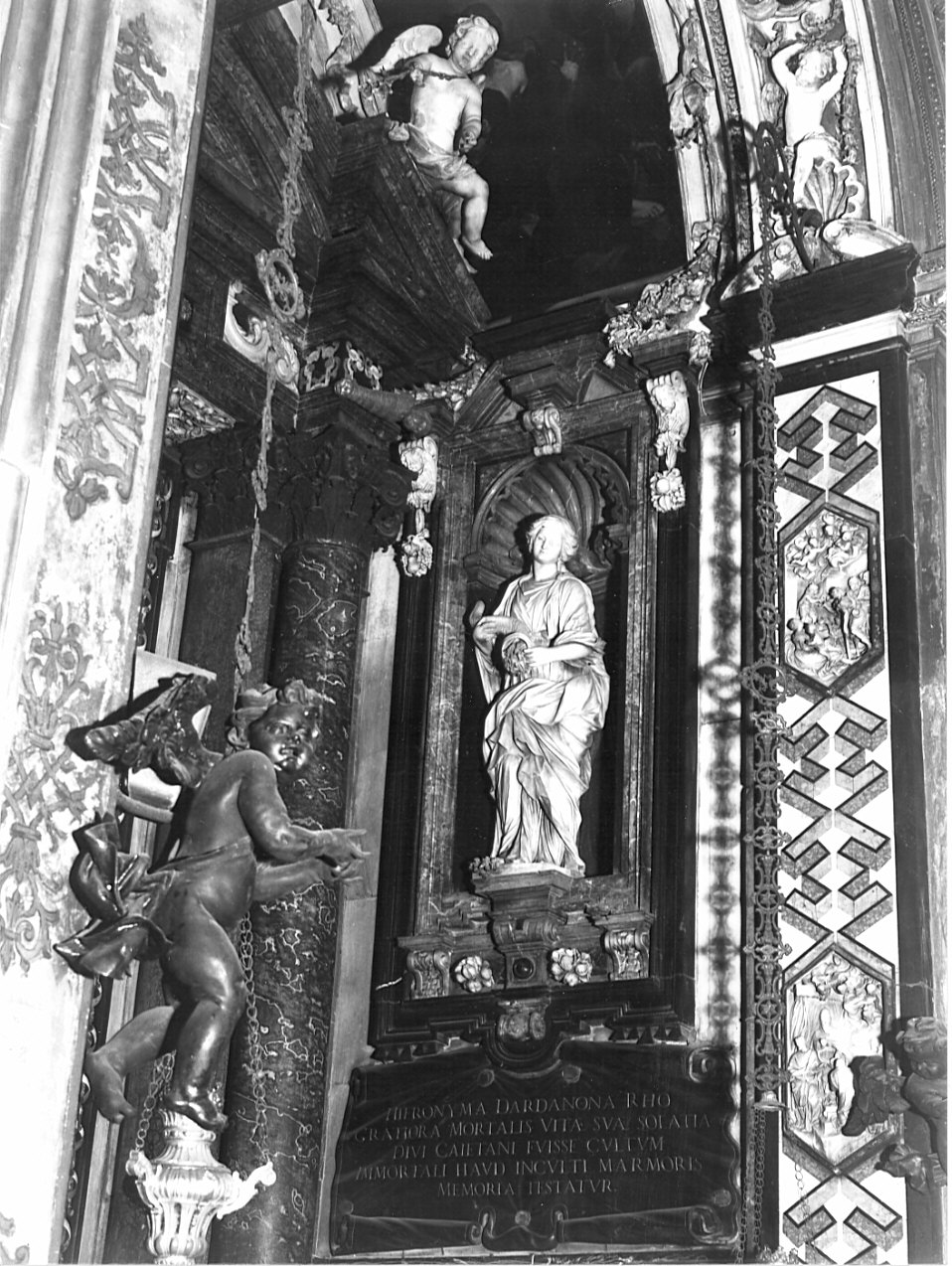 Carità (statua, opera isolata) di Rusnati Giuseppe (seconda metà sec. XVII)