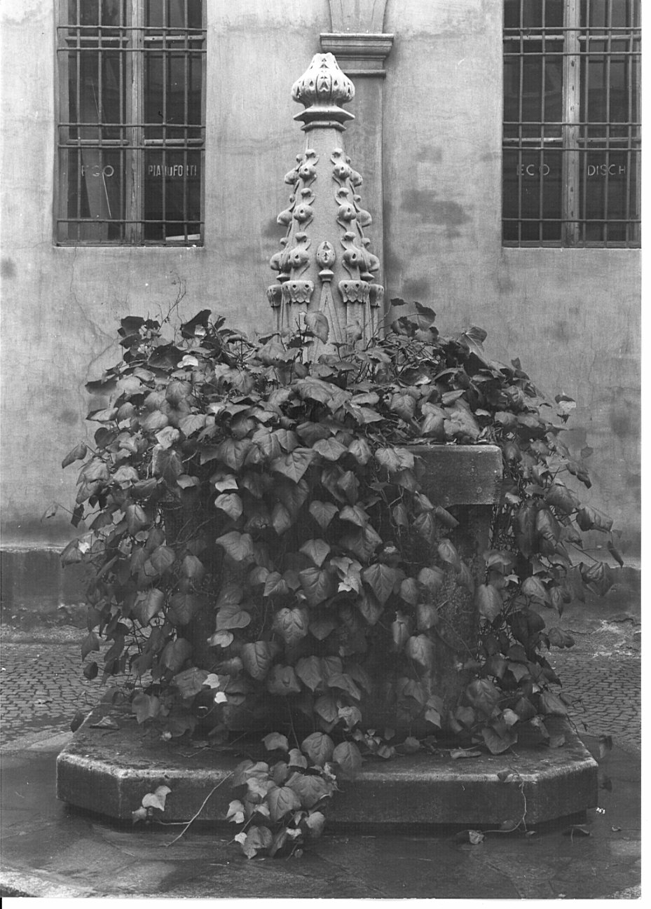 decorazione plastica, frammento - bottega lombarda (fine/inizio secc. XIV/ XV)