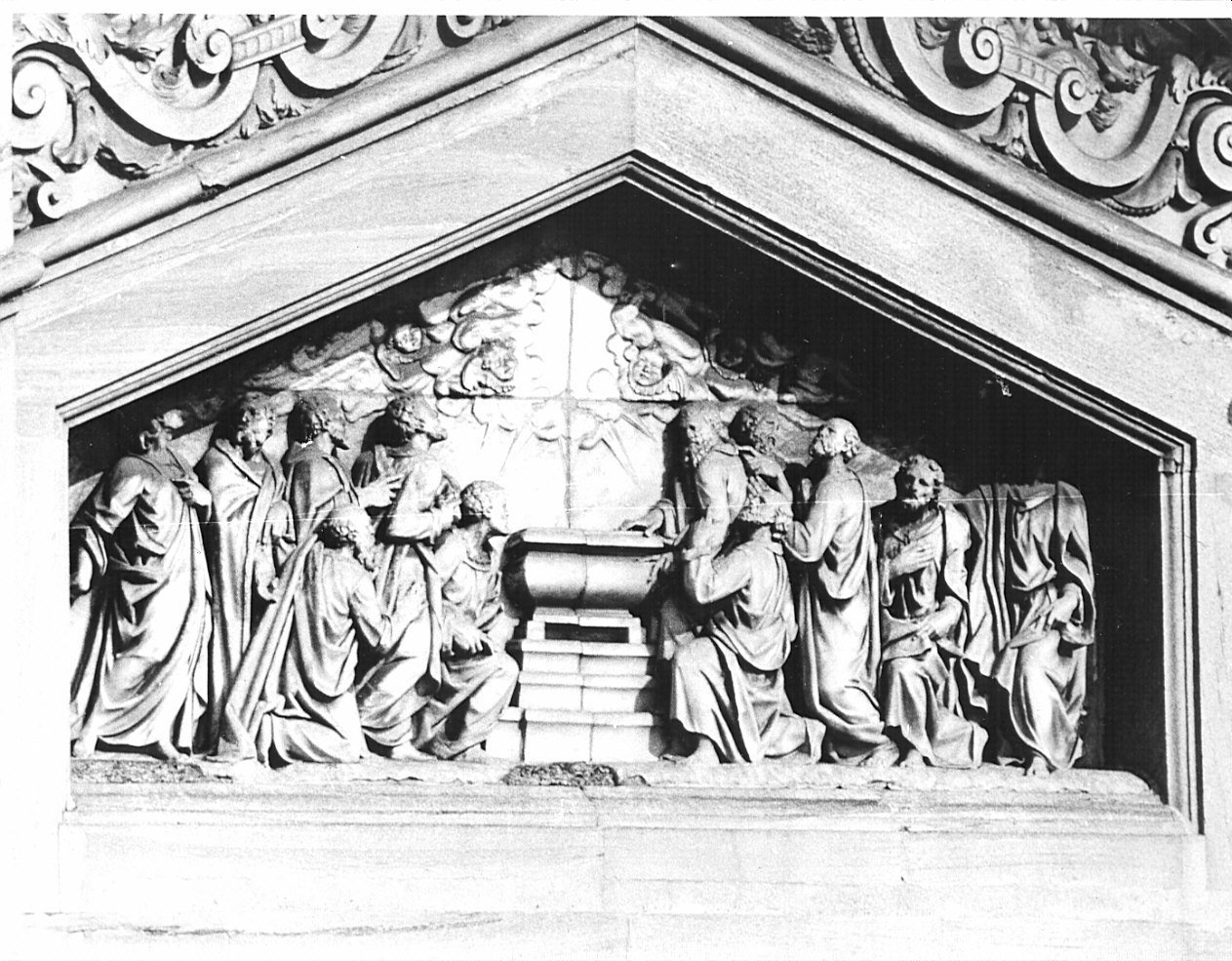 apostoli intorno al sepolcro vuoto e colmo di fiori della Madonna (rilievo, elemento d'insieme) di Vimercado Millan (attribuito) (sec. XVI)