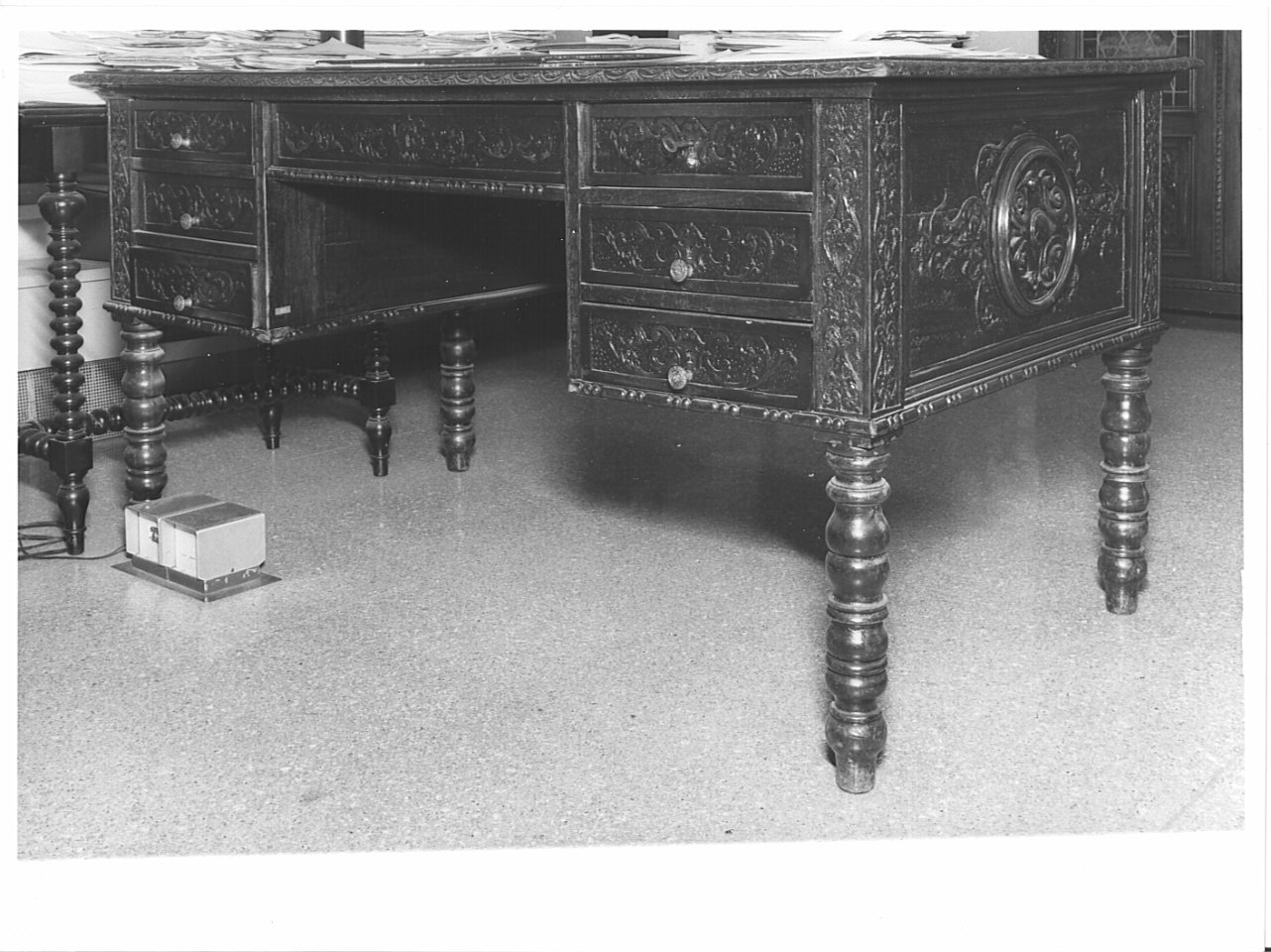 scrivania, opera isolata - ambito lombardo (seconda metà sec. XIX)