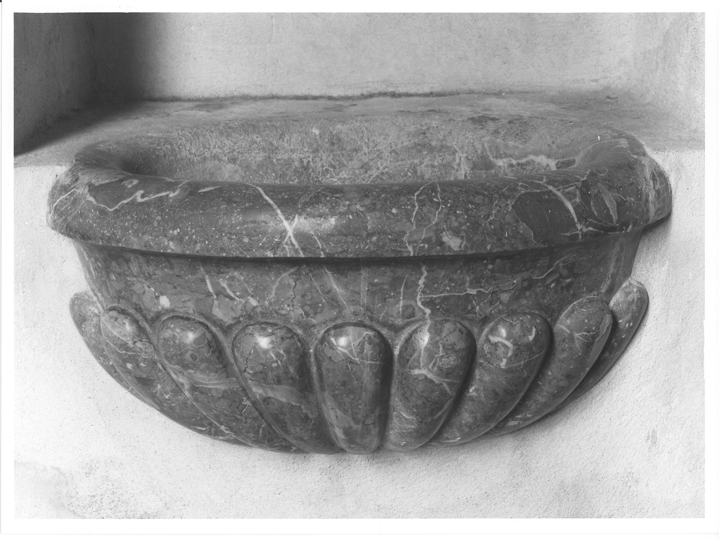 acquasantiera, opera isolata - ambito lombardo (sec. XVIII)