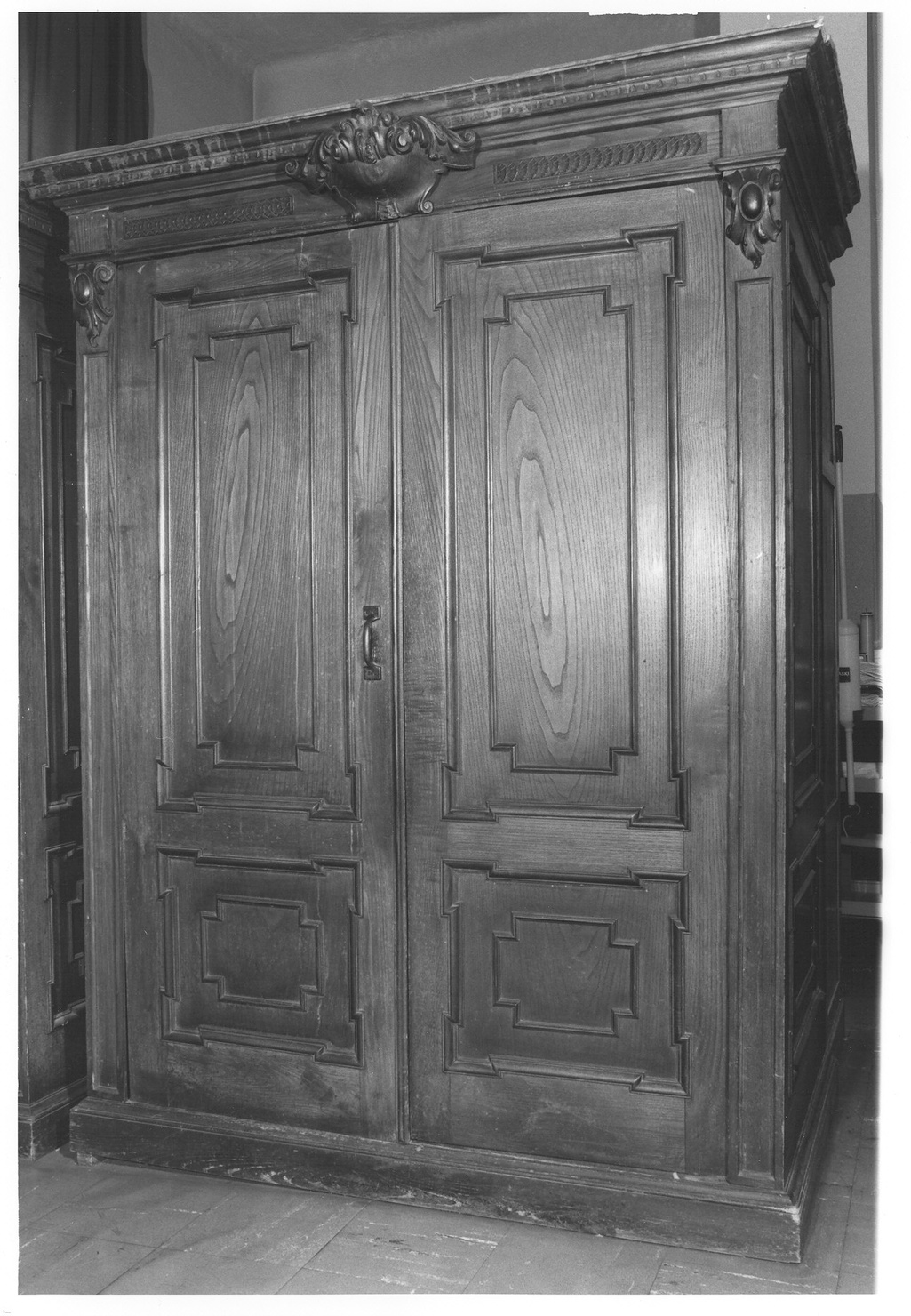 armadio da sacrestia, opera isolata - ambito lombardo (primo quarto sec. XX)