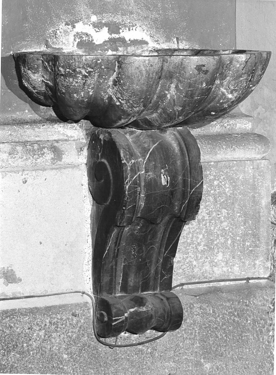 acquasantiera da parete, coppia - bottega lombarda (secc. XVIII/ XIX)