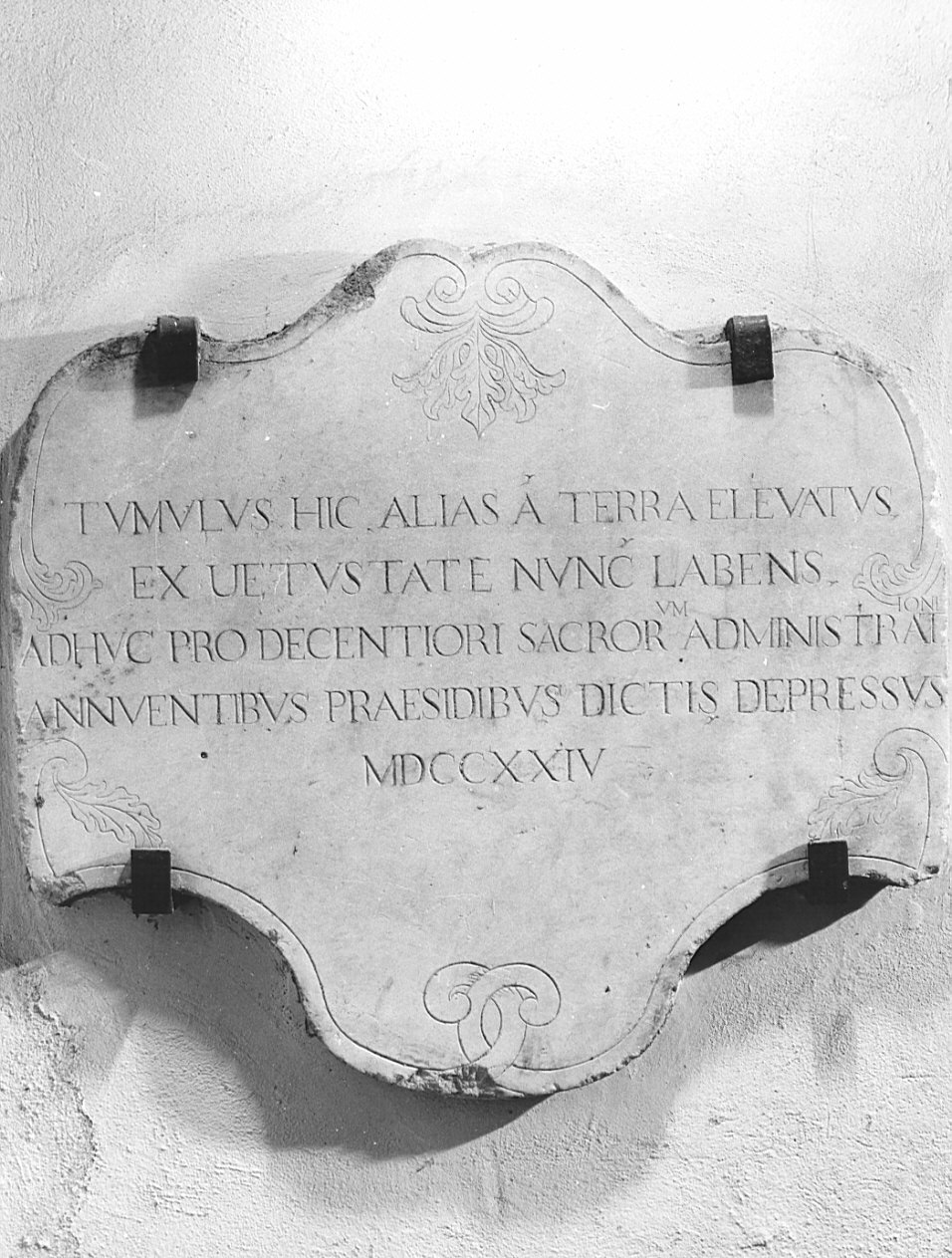 lapide tombale, opera isolata - bottega lombarda (sec. XVIII)