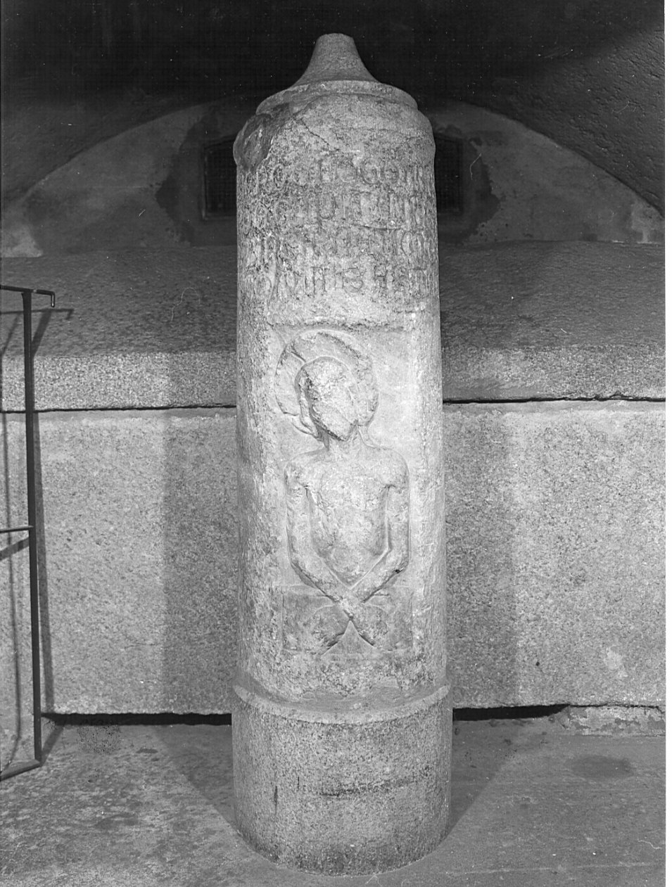 Cristo in pietà (fusto di colonna, frammento) - bottega lombarda (sec. XII)