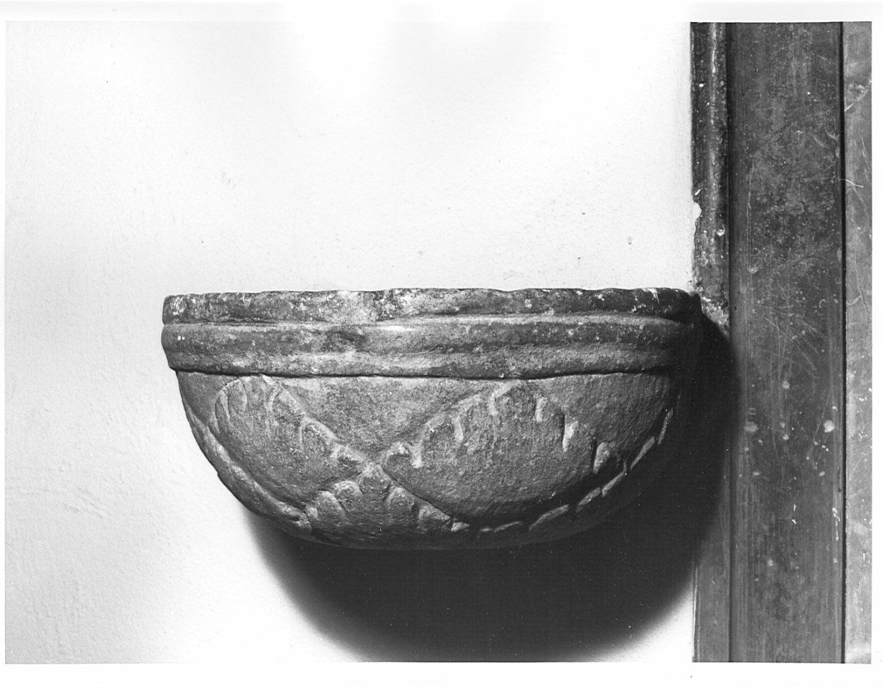 acquasantiera da parete, opera isolata - bottega lombarda (sec. XV)