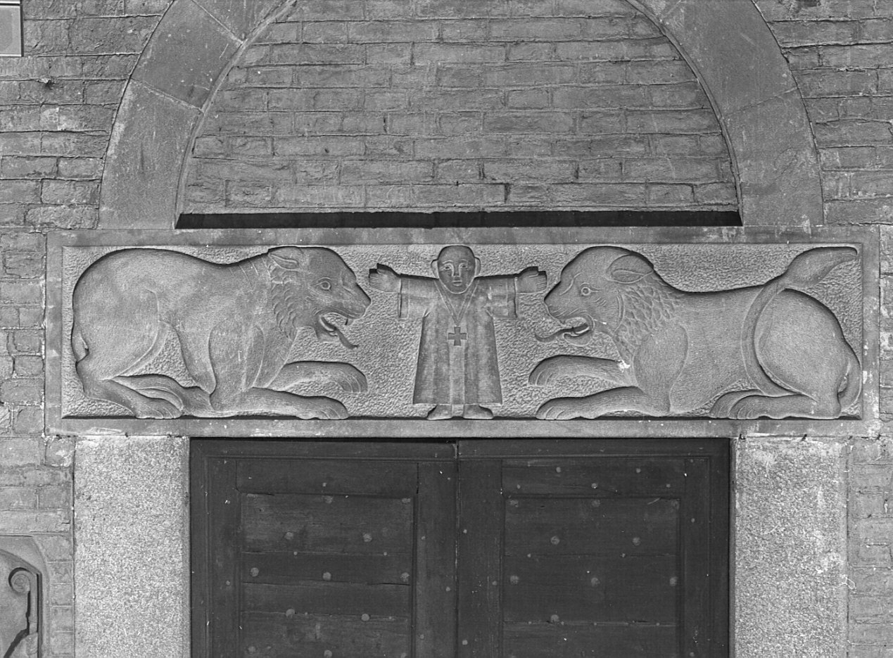 due leonesse/ un canonico (rilievo, complesso decorativo) - bottega lombarda (sec. XIX)