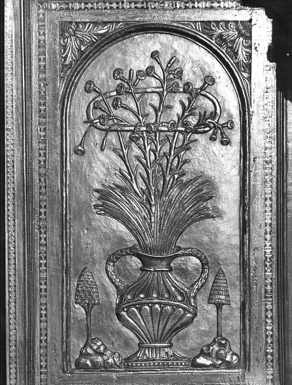 vaso con garofani e due alberelli (dossale, elemento d'insieme) di Lorenzo di Origgio, Giacomo da Torre, Del Maino Giacomo (sec. XV)