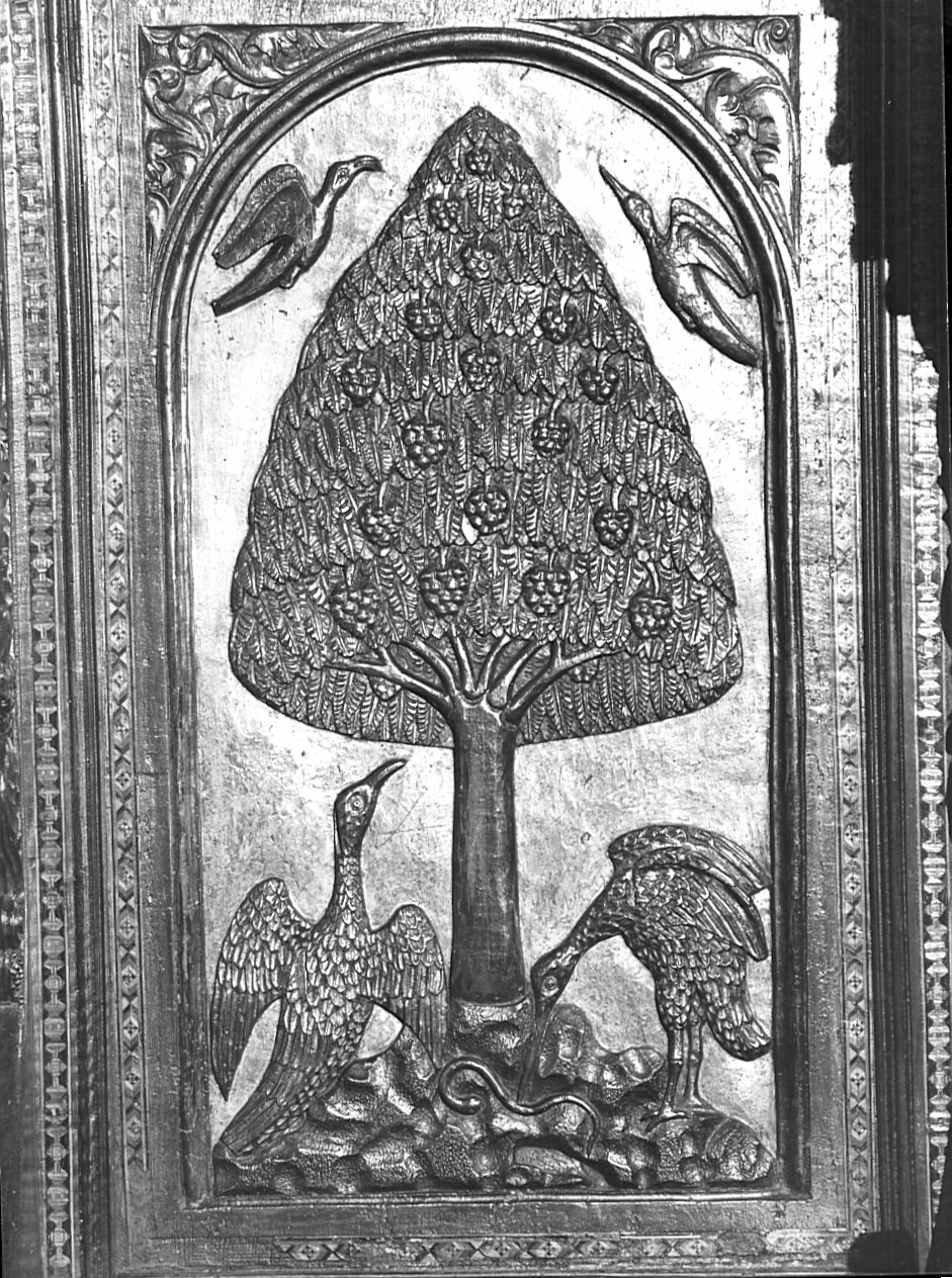 albero di pino con quattro uccelli (dossale, elemento d'insieme) di Lorenzo di Origgio, Giacomo da Torre, Del Maino Giacomo (sec. XV)