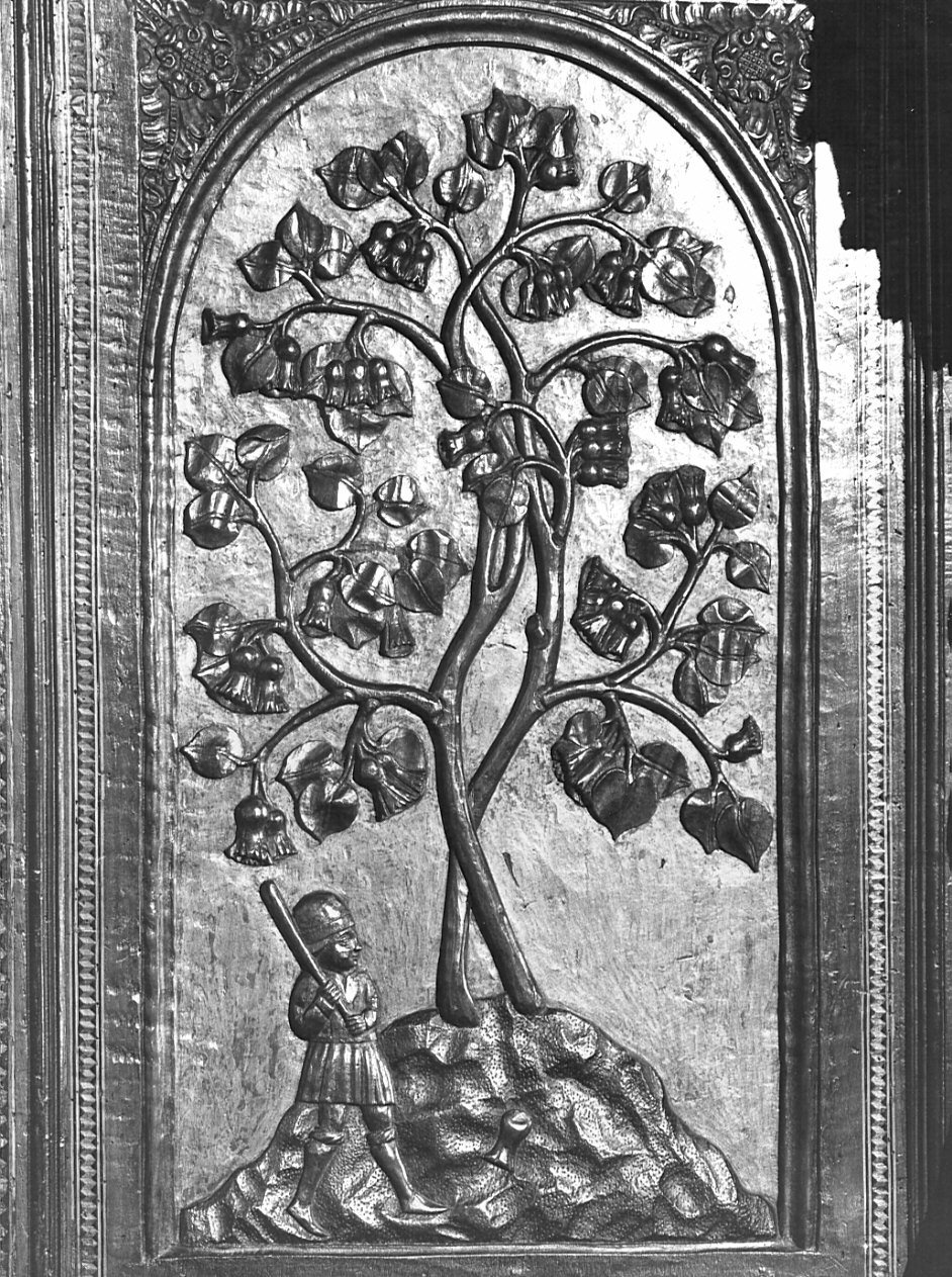 albero di nocciolo con due personaggi (dossale, elemento d'insieme) di Lorenzo di Origgio, Giacomo da Torre, Del Maino Giacomo (sec. XV)