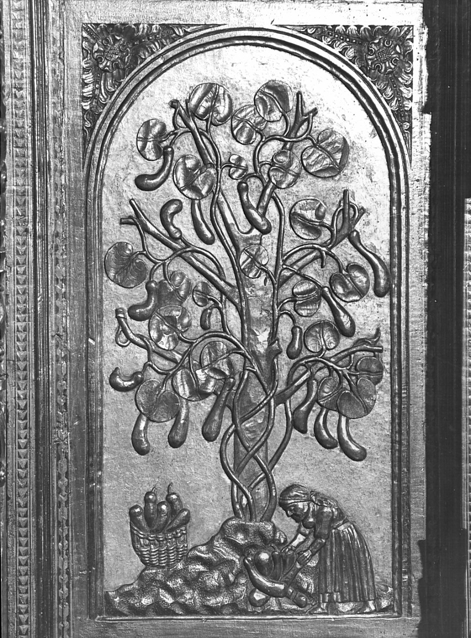 albero di zucche e un personaggio femminile (dossale, elemento d'insieme) di Lorenzo di Origgio, Giacomo da Torre, Del Maino Giacomo (sec. XV)