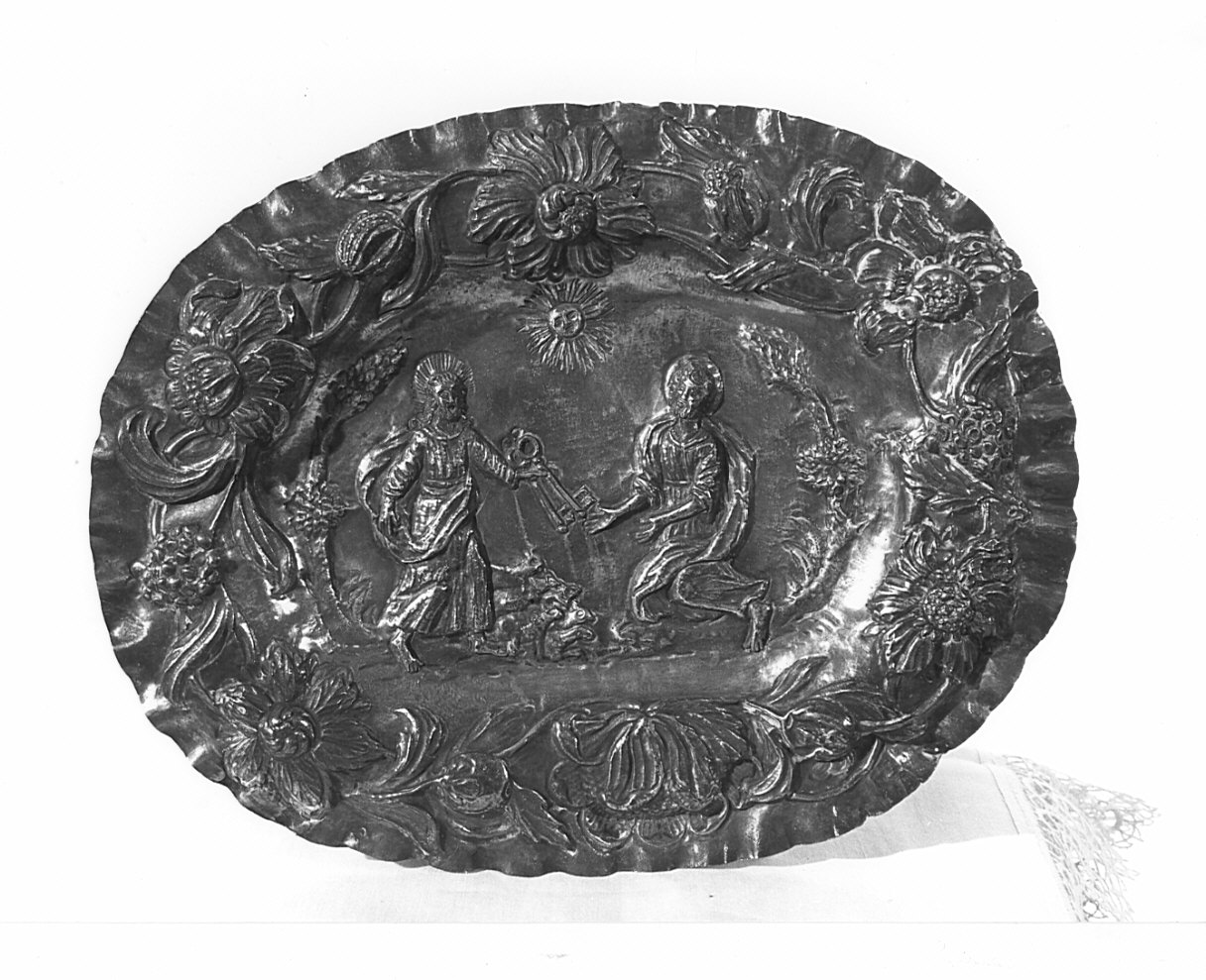 Cristo consegna le chiavi a San Pietro (piatto da parata, opera isolata) - bottega lombarda (secc. XVII/ XVIII)