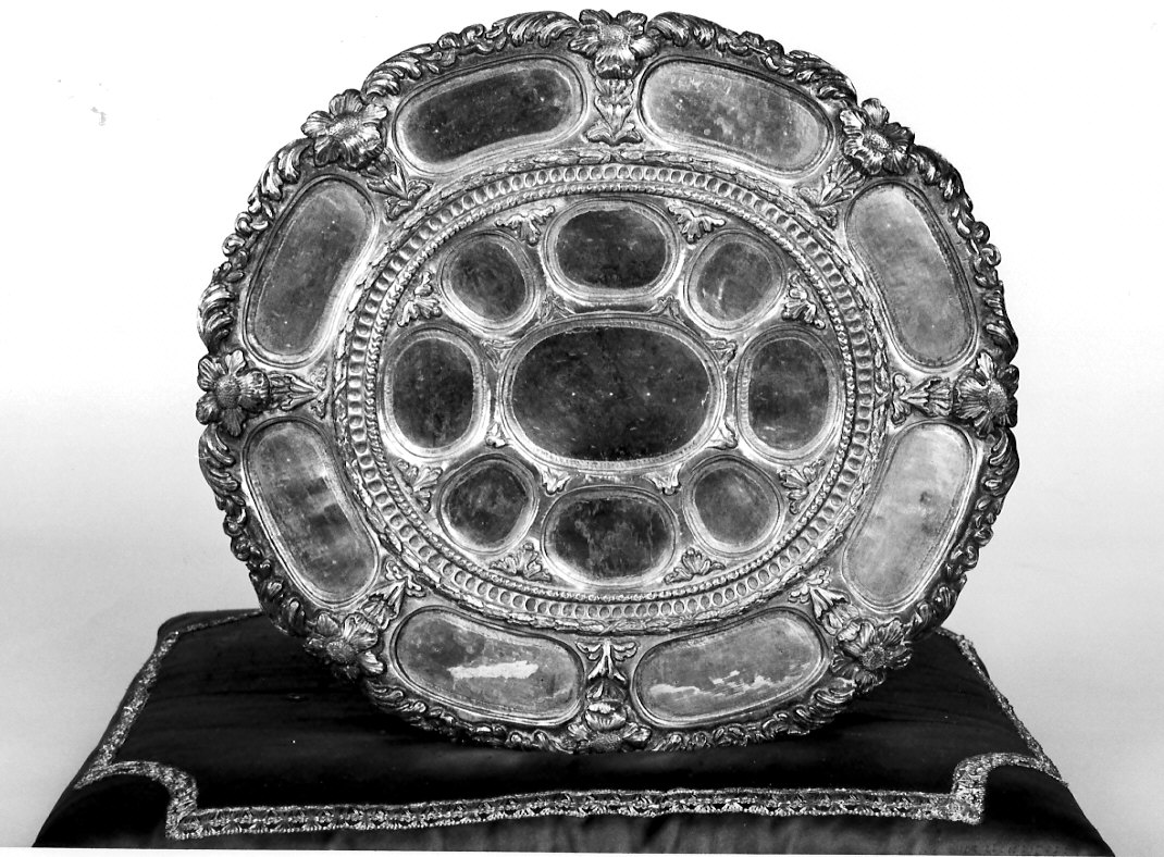 piatto da parata, opera isolata - bottega Italia meridionale (seconda metà sec. XVII)