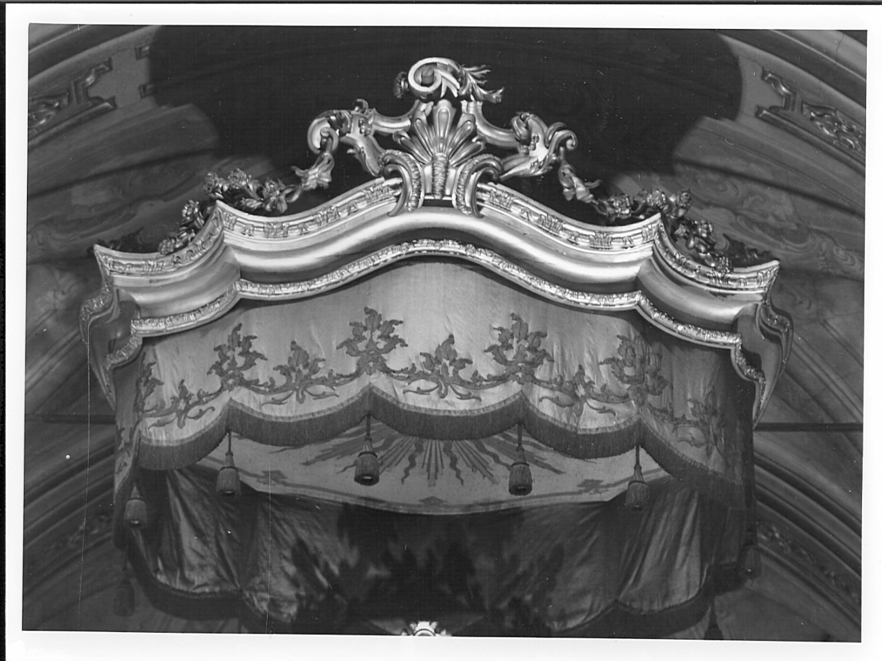 baldacchino - a corona, opera isolata - manifattura lombarda (sec. XIX)