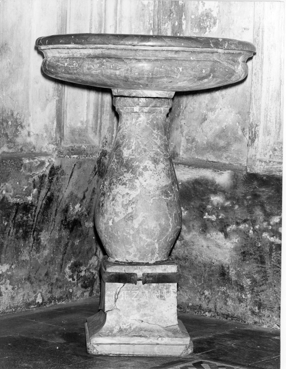 acquasantiera - a fusto, opera isolata - bottega lombarda (sec. XVII)