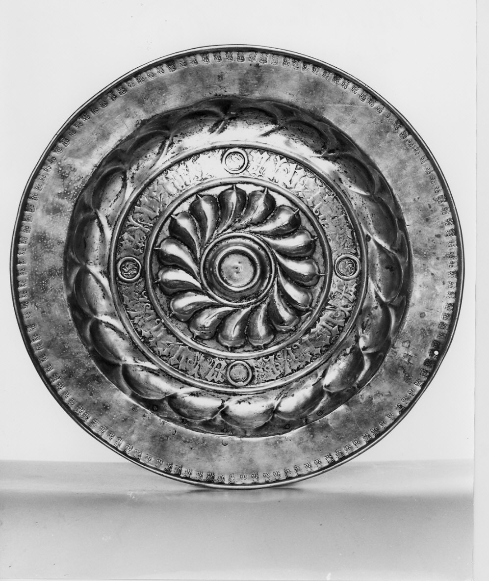 piatto, opera isolata - bottega tirolese (secc. XVI/ XVII)