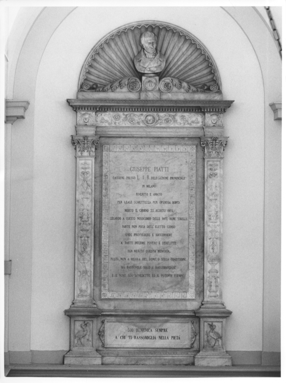 Lapide commemorativa di Giuseppe Piatti, Lapide con busto d'uomo, motivi decorativi a girali vegetali e motivi decorativi a candelabra (lapide commemorativa) di Micotti Ignazio (sec. XIX)