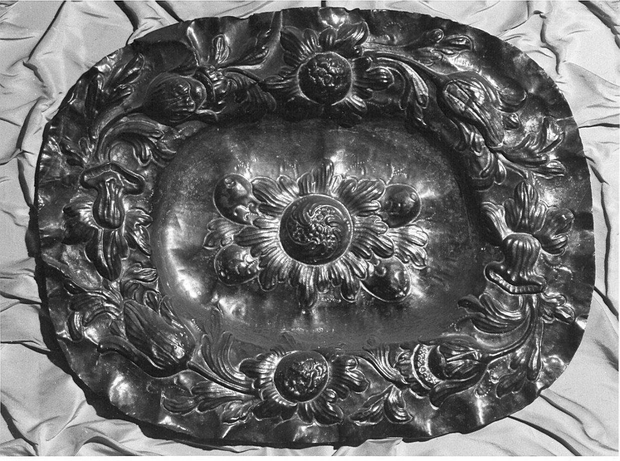 fiori (piatto, opera isolata) - bottega lombarda (fine/inizio secc. XVII/ XVIII)