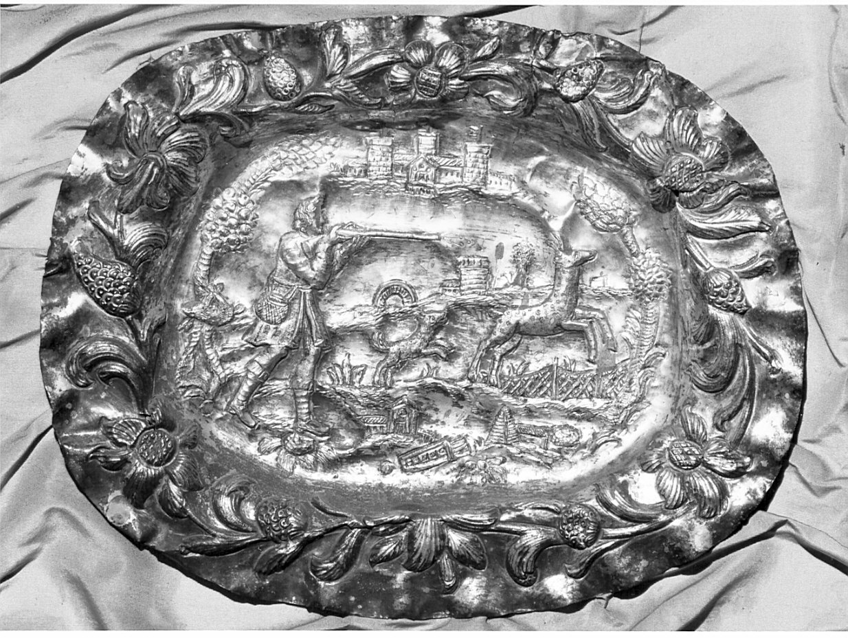 scena di caccia (piatto, opera isolata) - bottega lombarda (fine/inizio secc. XVII/ XVIII)