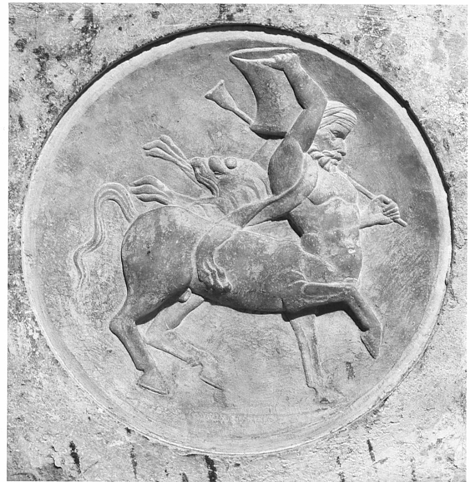 centauro (rilievo, elemento d'insieme) di Cazzaniga Tommaso (attribuito), Briosco Benedetto detto Benedetto Pavese (attribuito) (sec. XV)