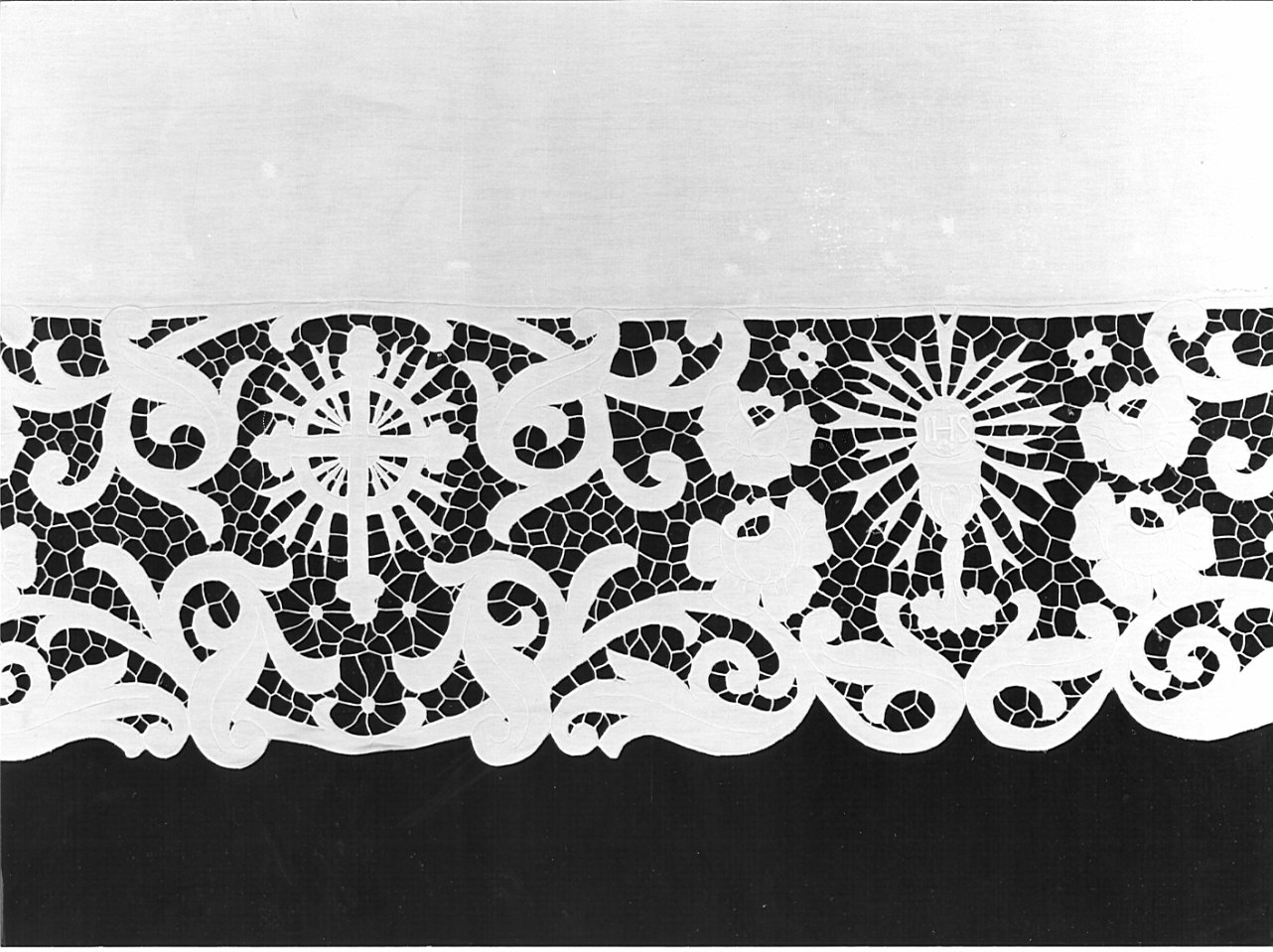 tovaglia d'altare, opera isolata - manifattura italiana (fine/inizio secc. XIX/ XX)