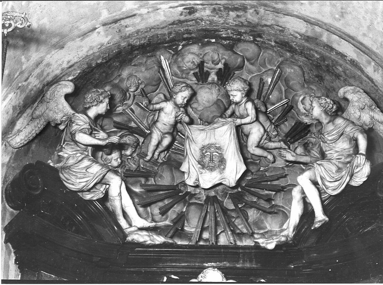 angeli reggono il velo della Veronica (scultura, elemento d'insieme) di Simonetta Carlo (attribuito) (sec. XVII)