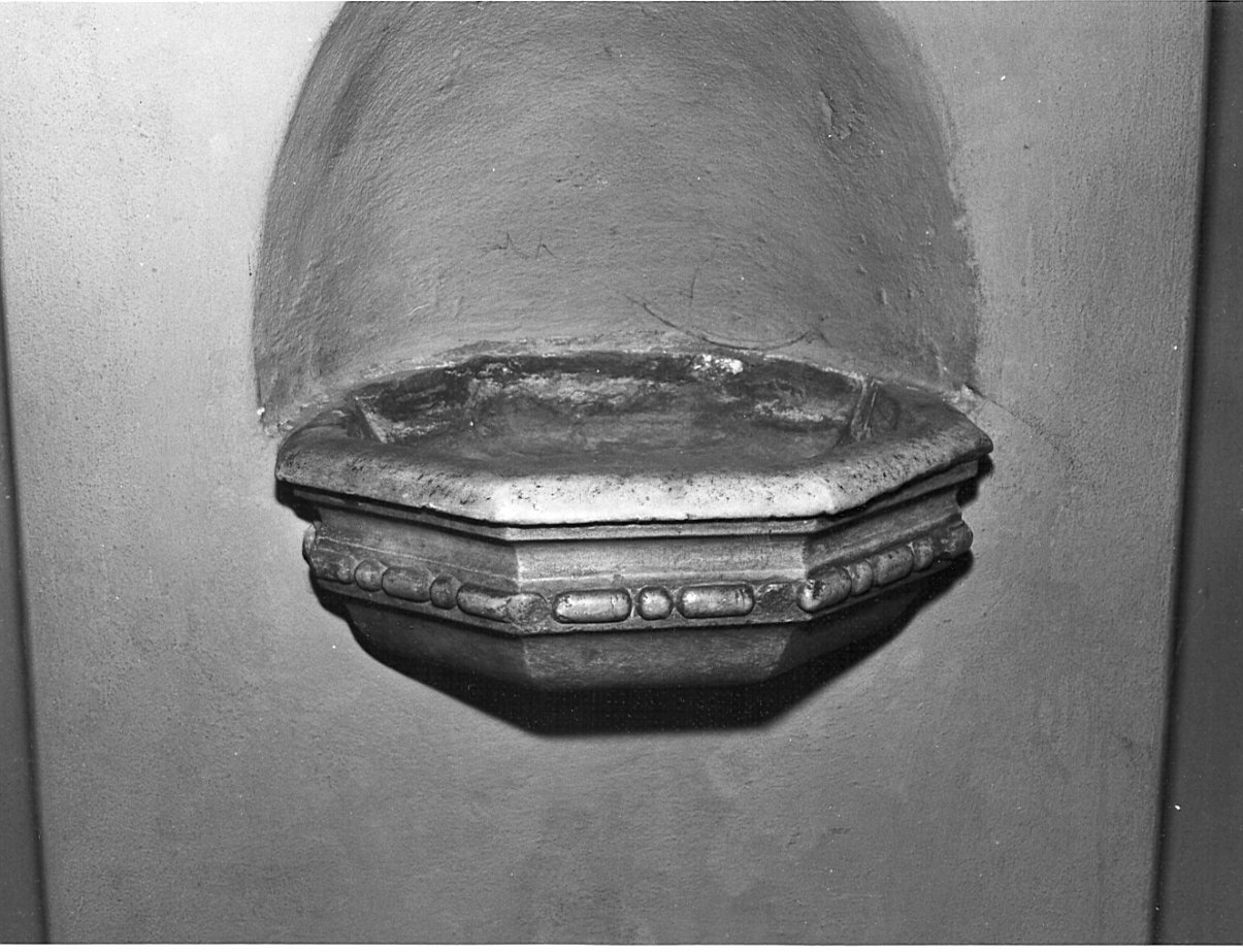 acquasantiera da parete, opera isolata - bottega lombarda (fine/inizio secc. XVI/ XVII)