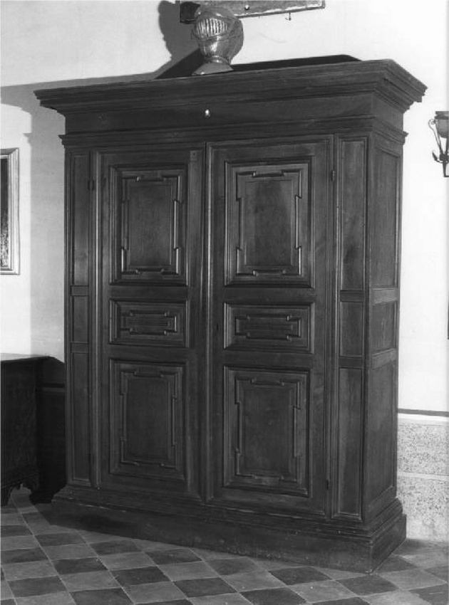 armadio, opera isolata - manifattura lombarda (fine/inizio secc. XVII/ XVIII)